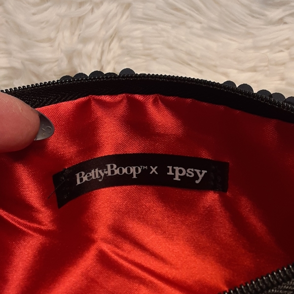 Betty Boop Sequin makeup bag NWOT - Picture 3 of 4